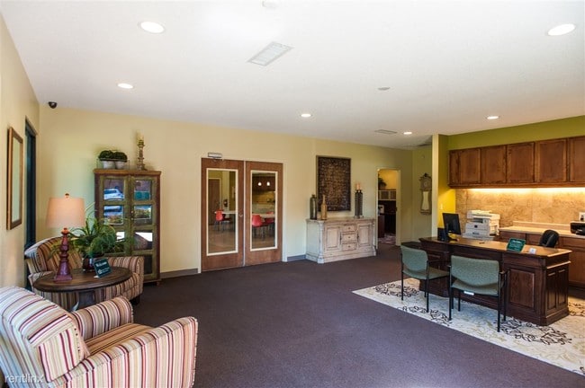 Building Photo - 1 br, 1 bath Apartment - Chatham Green