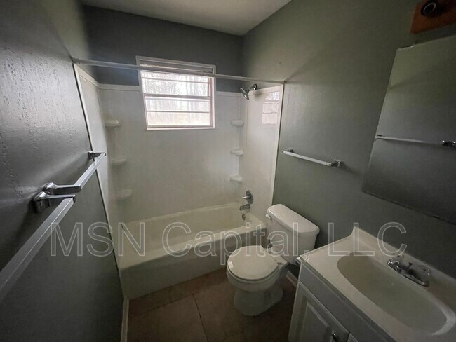 Building Photo - 1302 Plummer St