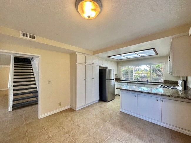 Building Photo - 4 Bedroom Home 3 Car Garage with Fenced Ya...