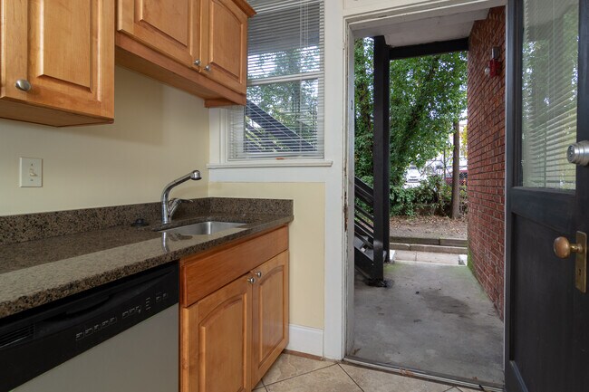 Building Photo - The Senate Club - 2 bedroom/2 bath **** MO...