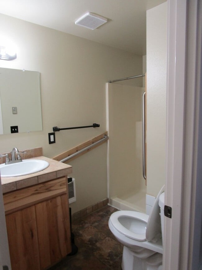 Building Photo - 1 Bedroom Unit with Gate Privacy - All Utilities Provided, Including Yard Care and Internet!