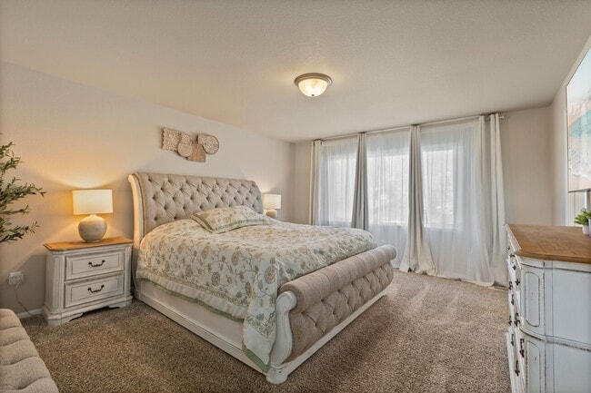 Building Photo - Spacious 4-Bedroom Home with Private Backy...