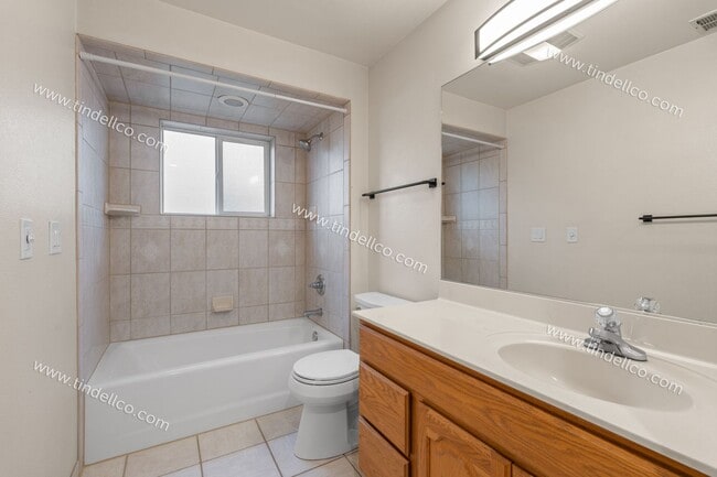 Building Photo - Queen Jeanette Apartments — Beautiful & Spacious Upstairs 2BR/1BA with Vaulted Ceilings, Gas Fire...