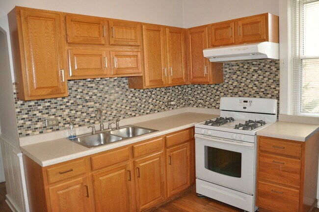 Building Photo - 3332 N Bell Ave