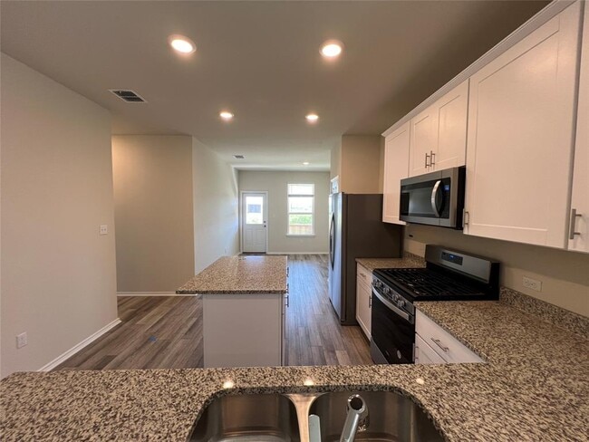 Building Photo - 561 Papaya Dr