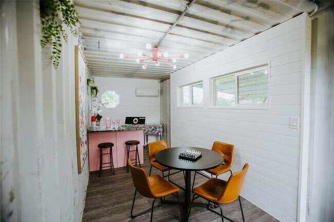 Building Photo - 604 W Pecan Dr