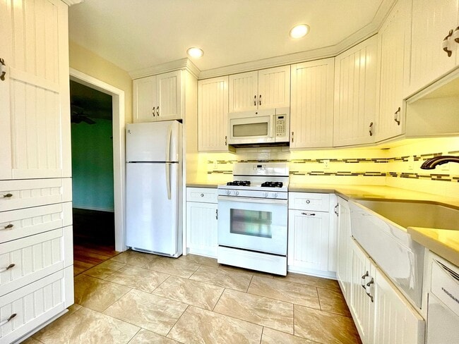 Building Photo - Beach-Close in Huntington Beach 1 Bedroom