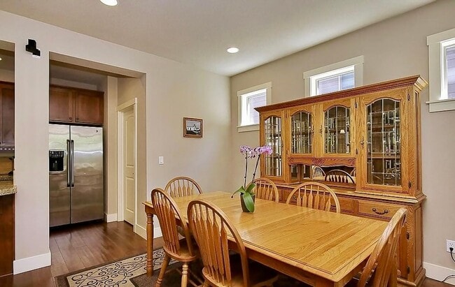 Building Photo - 3 Bed, 2.5 Bath Tigard Home with Entertain...