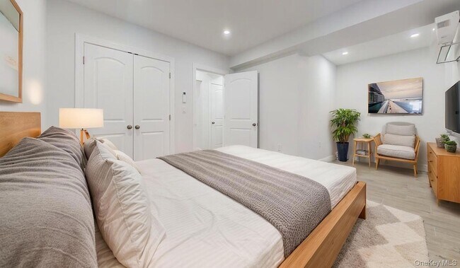 Building Photo - 72-17 66th Pl