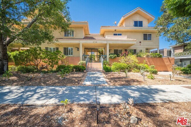 Primary Photo - 2716 Honolulu Ave
