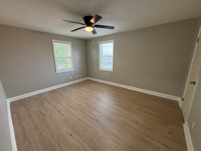 Building Photo - 3 bedroom townhome 21213