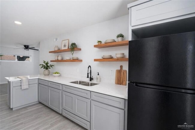 Building Photo - 1107 Shasta Ave W