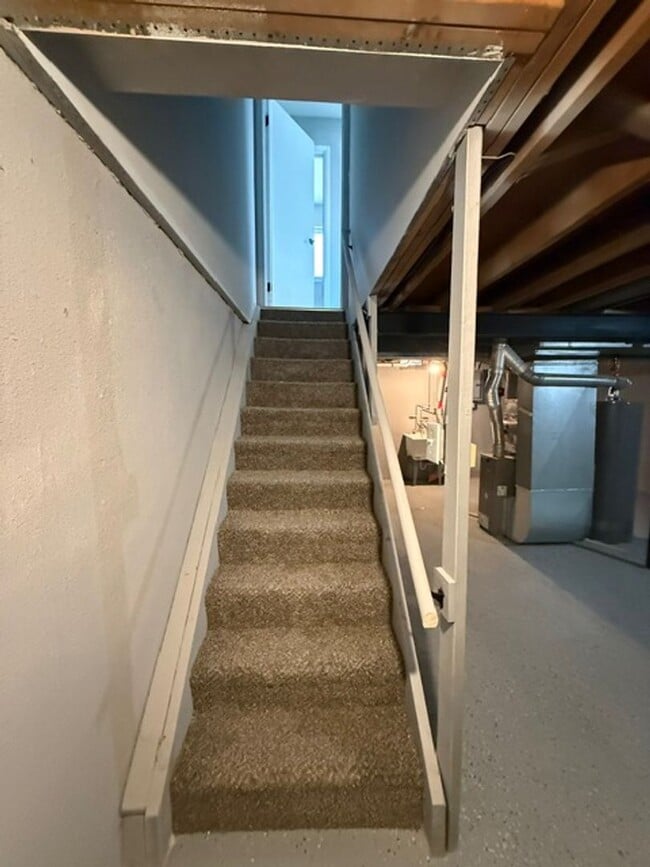 Building Photo - 2 bedroom 1.5 bathroom townhouse - Availab...