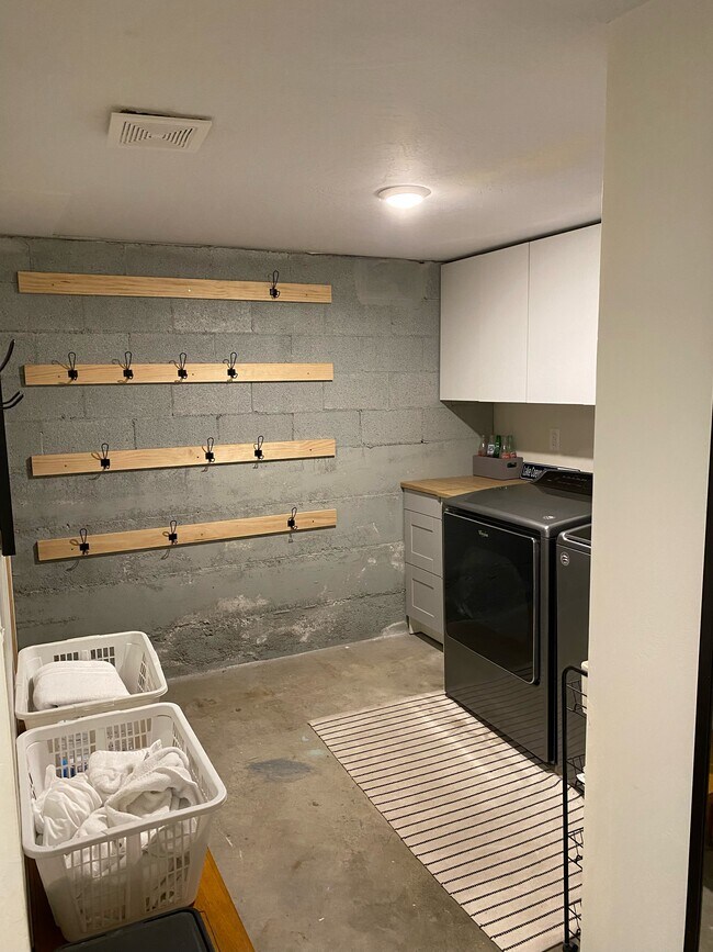 Building Photo - 517 W Milwaukee Dr