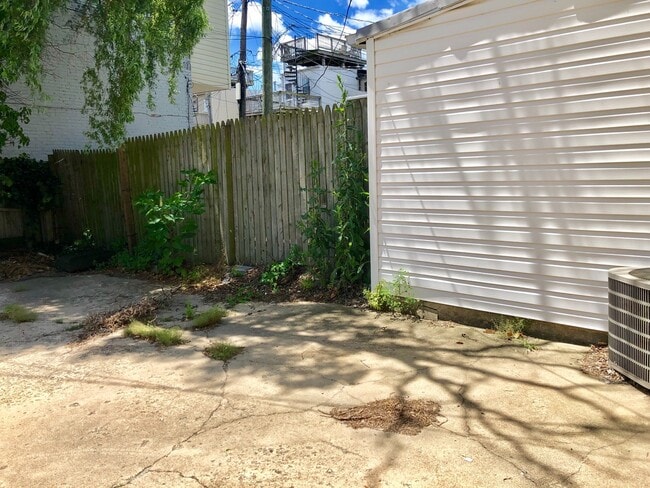 Building Photo - Charming 2 Bedroom/2 Bathroom Townhome in Federal Hill W/ Parking
