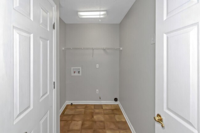 Building Photo - Spacious and inviting