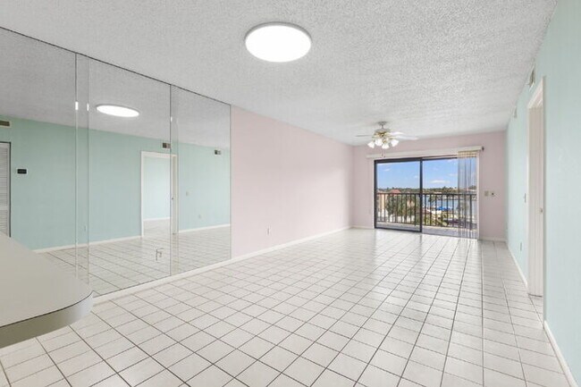 Building Photo - Condo For Rent on ST PETE BEACH!