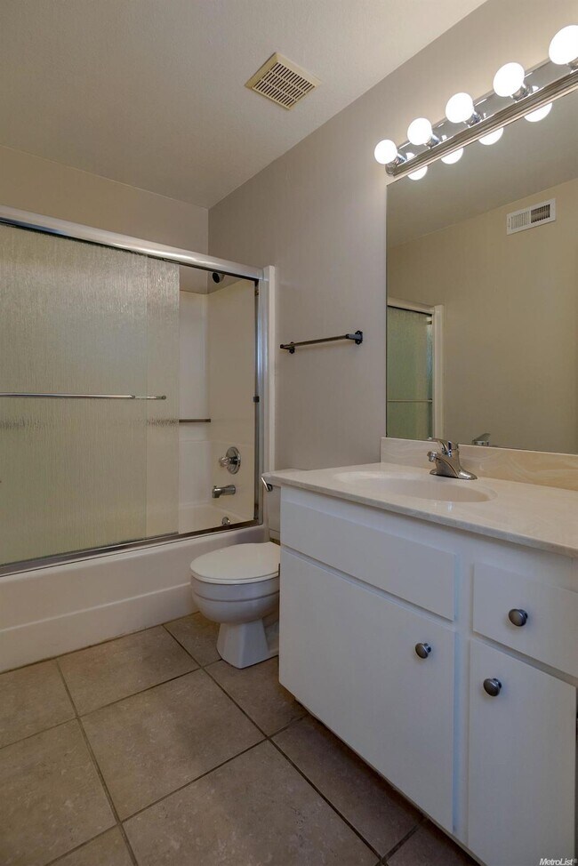 Building Photo - Stonegate Condo in fabulous West Davis location!
