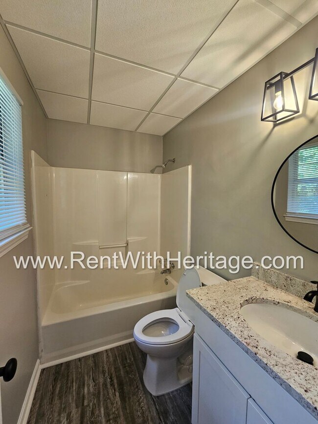 Building Photo - Gorgeous 5 bedroom/ 3 bath/ Upgrades Galor...