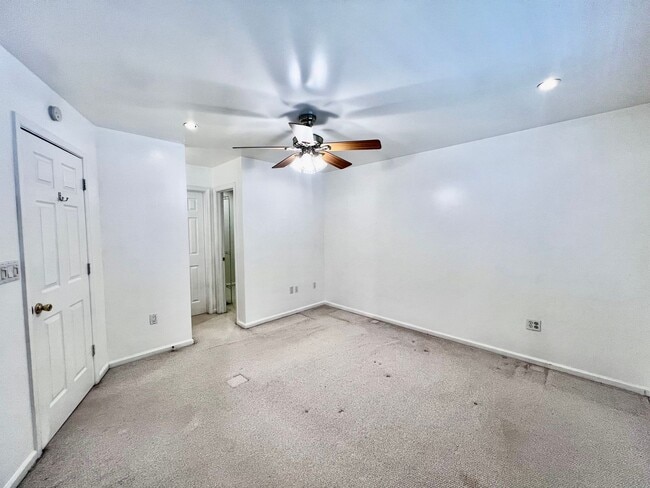 Building Photo - Gorgeous 4 Bedroom 2.5 Bath home in the he...