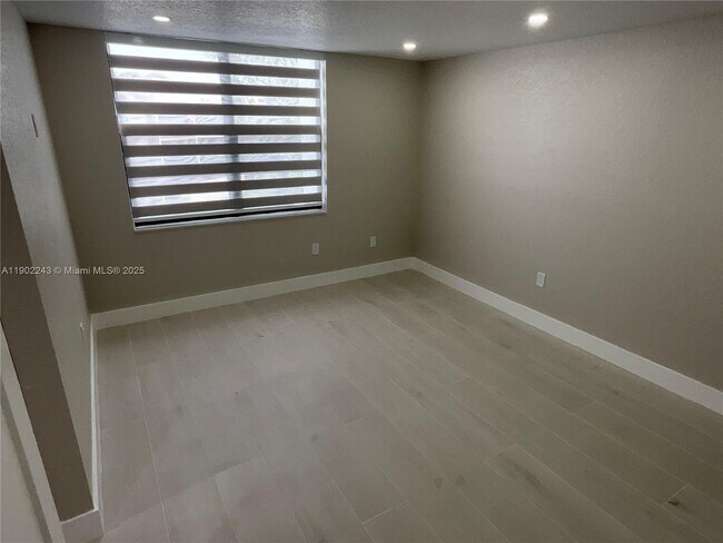 Building Photo - 10825 SW 112th Ave