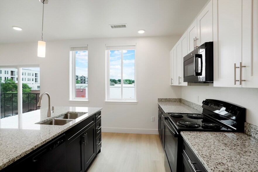 Building Photo - 2960 Hawthorn Ave