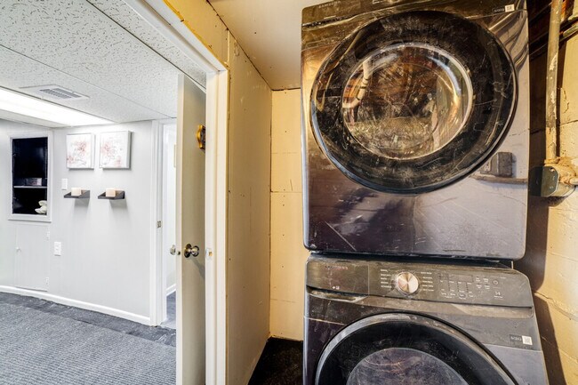 Building Photo - 9830 S Yates Ave