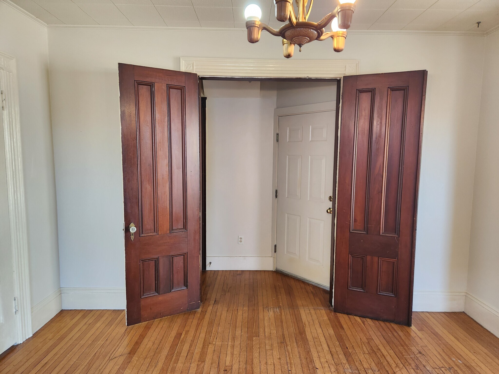 Double doors open to bedroom with bay window - 46 Saunders St
