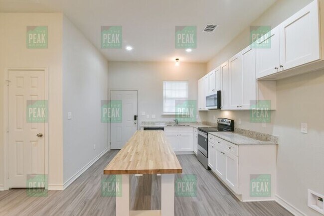 Building Photo - $1515! Beautiful Corner lot home in Fort Worth! Available 5/16!