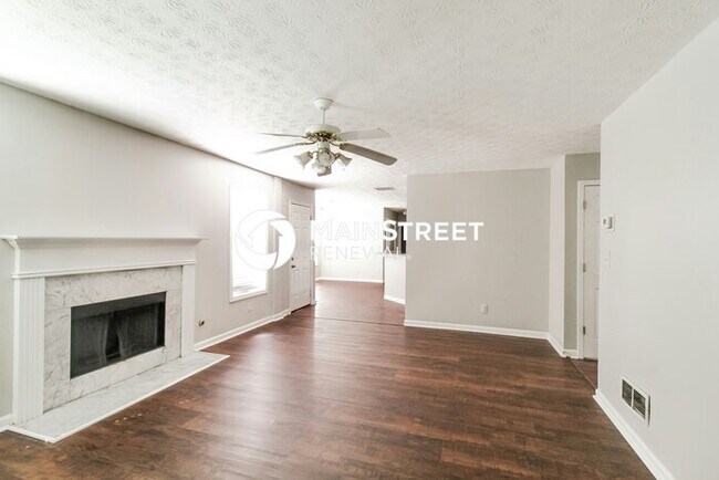 Building Photo - 4 Bedroom Pet-Friendly Home in Lithonia, GA with Main Street Renewal