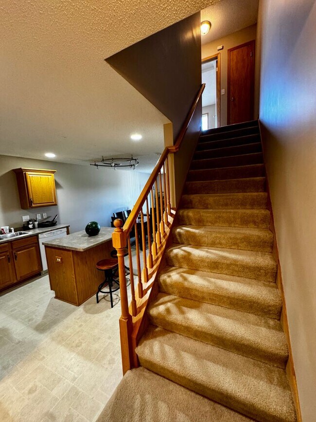 Building Photo - Affordable Non-smoking townhouse in SW Rochester 2beds 2 baths 1 car attached garage washer dryer...