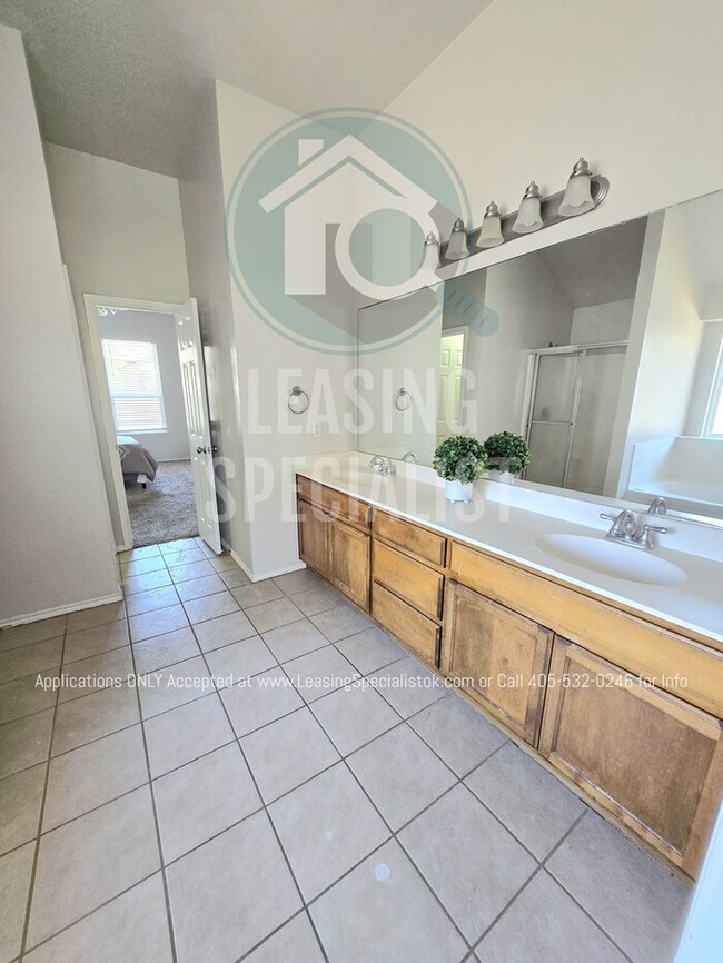 Building Photo - Spacious Southwest OKC 3 Bed 2 Bath Home W...