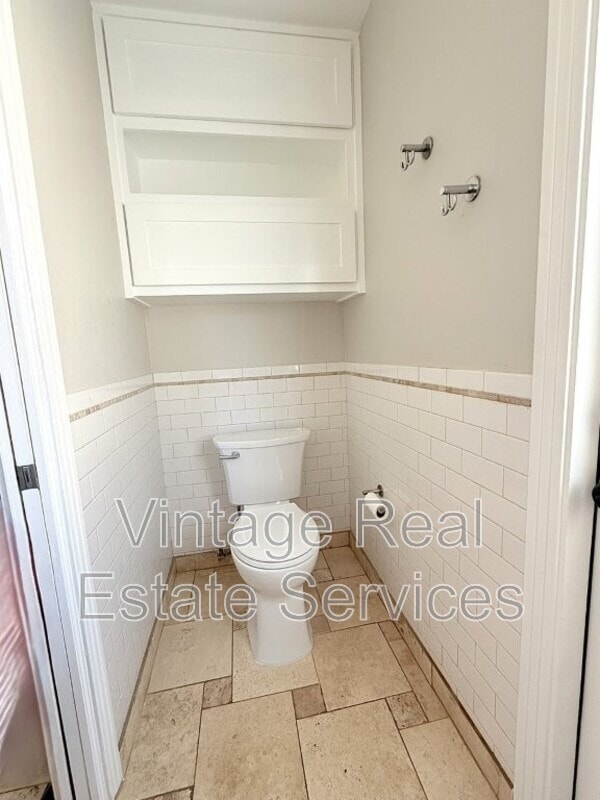 Building Photo - 105 N Aurora Ave