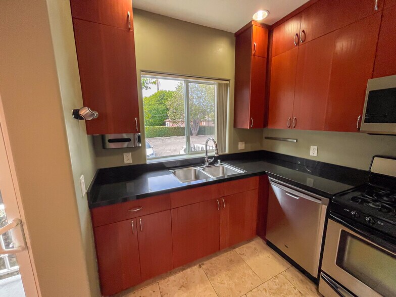 Building Photo - 2027 Beloit Ave