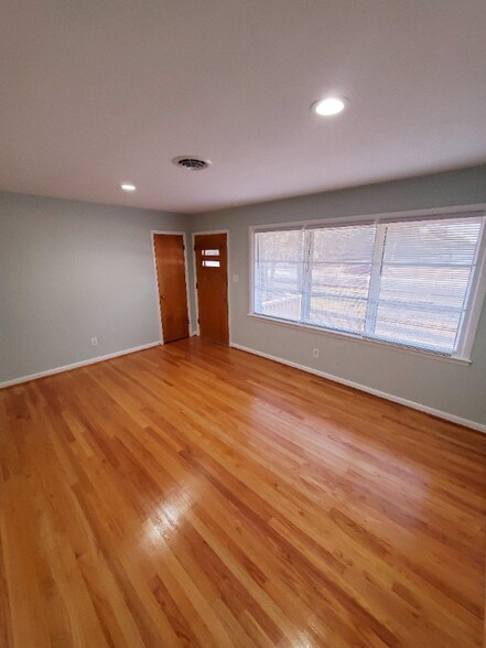 Building Photo - 1350 Shaw Rd