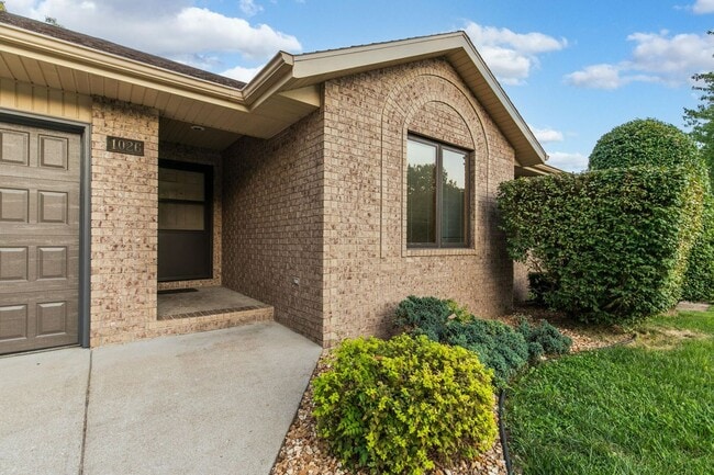 Building Photo - All brick home in Glendale schools!