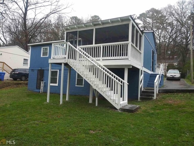 Building Photo - 2304 Swallow Cir SE