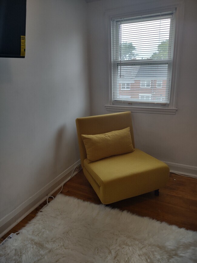 Partially furnished 3rd bedroom - 1929 E Belvedere Ave