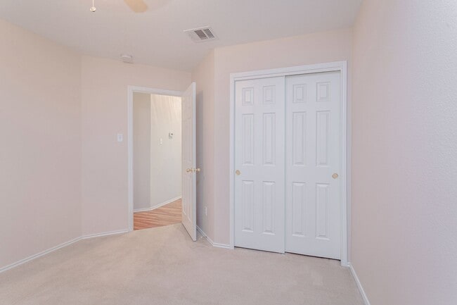 Building Photo - Inviting 4/BR 2/BA Home with Spacious Back...