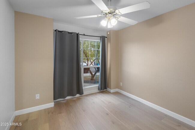 Building Photo - 3404 E Lavey Ln