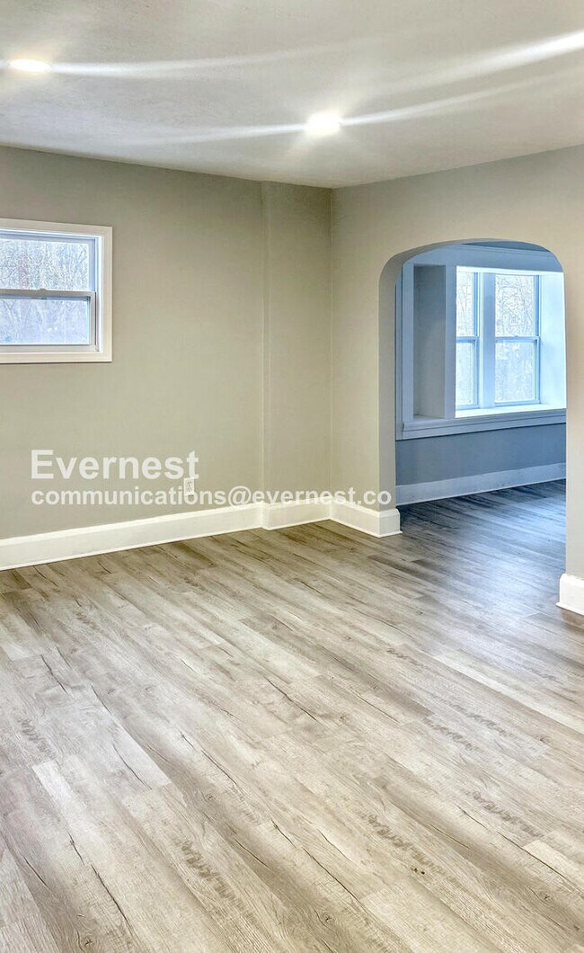 Building Photo - 1270 Moore St