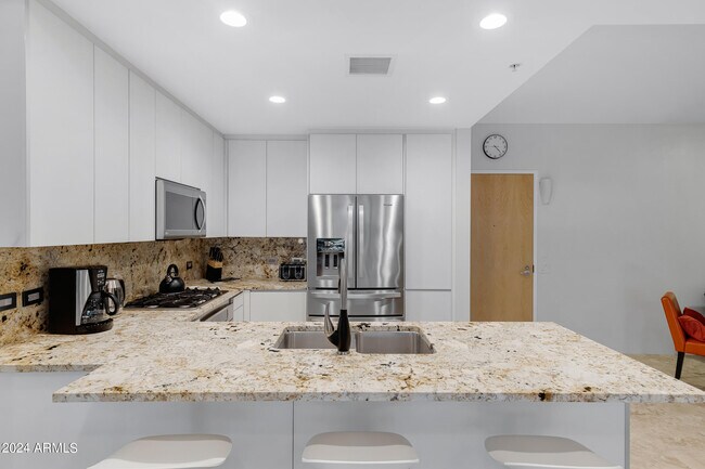 Building Photo - 7121 E Rancho Vista Dr