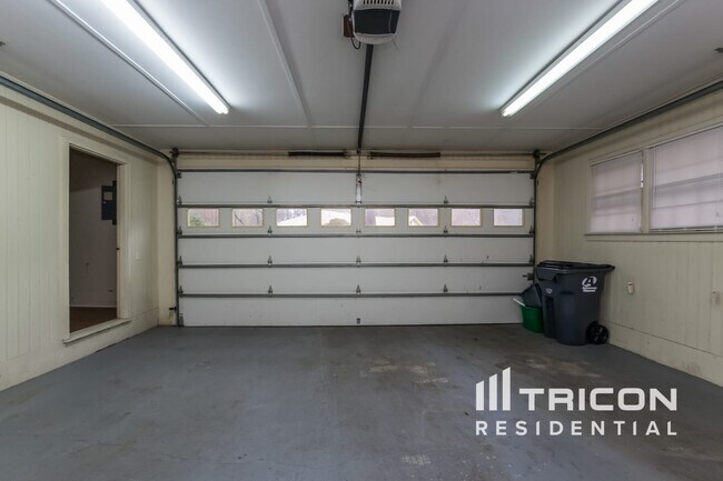 Building Photo - 2633 Green Valley Ct