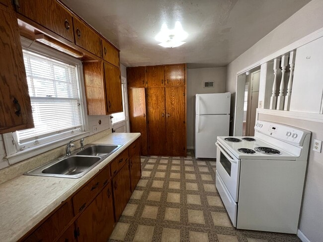 Building Photo - Steps from Kansas State University! Spacio...