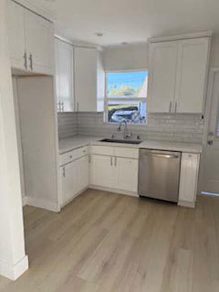 kitchen - 1235 N Allen Ave