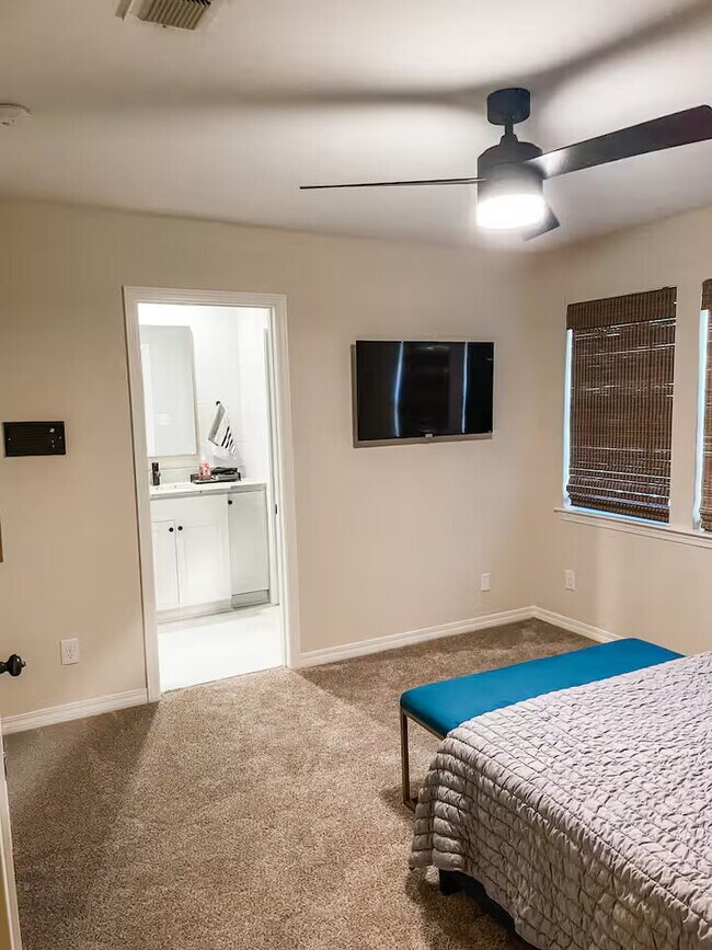 Building Photo - 253 E Stephenson St