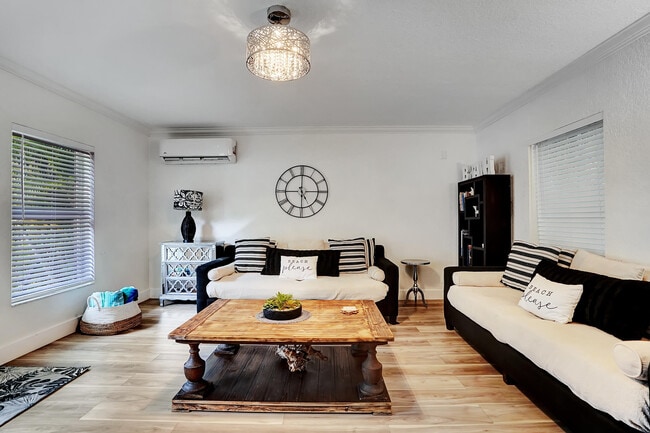 Building Photo - 311 SE 3rd Ave