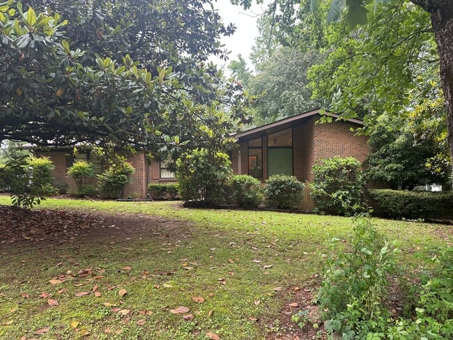 Building Photo - Private, Spacious, Well Maintained 3 Bedro...