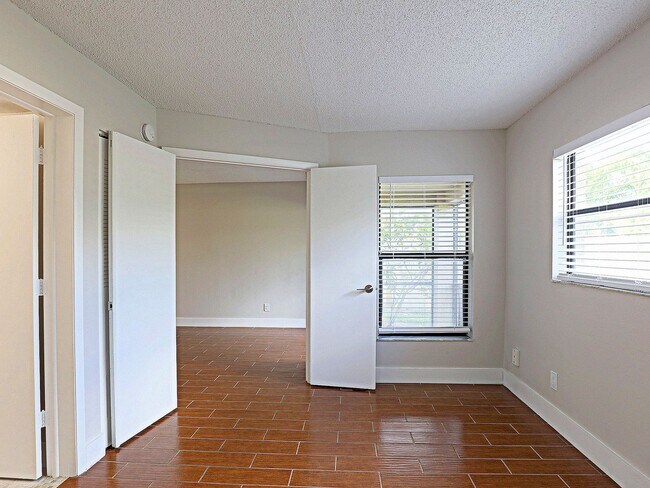 Building Photo - $250 OFF FIRST MONTH RENT!! Affordable & Newly Remodeled 1-Bedroom in the Heart of Fort Myers!