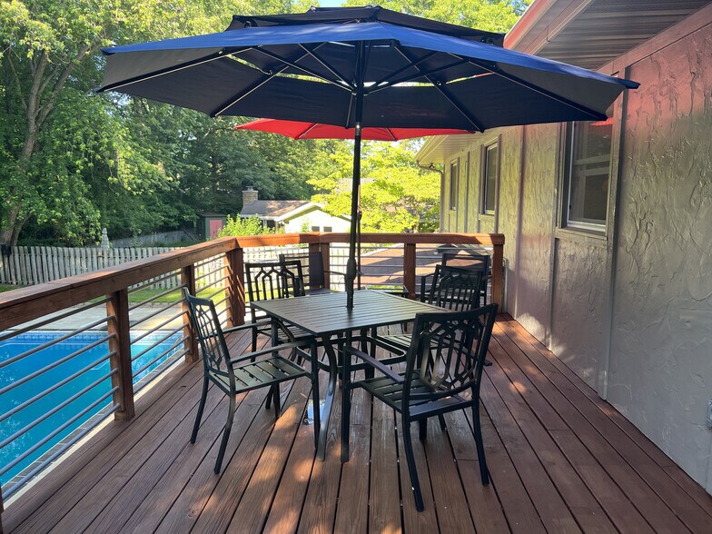 Upper deck - 1555 Saint Joseph Cir
